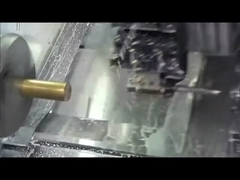 El robot de torneado por encargo del CNC parte servicio que trabaja a máquina que muele del metal de la alta precisión